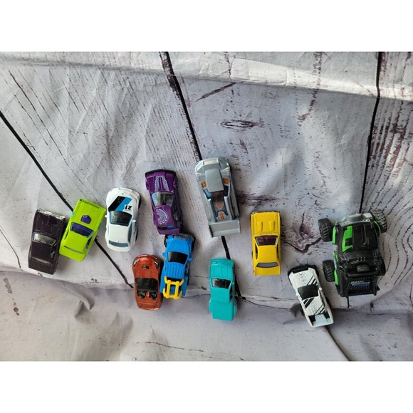 Hot Wheels 100 Car Rolling Storage Case, Retractable Handle + 11 Random Cars - Picture 9 of 12